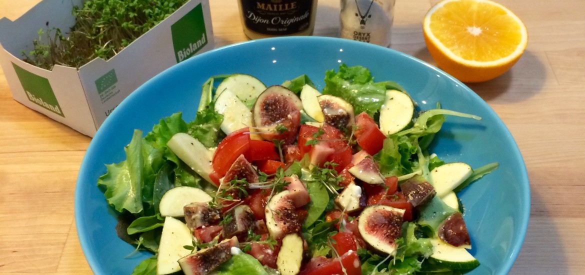 Grüner Salat Tomate Zucchini Kresse Orange Senf Essig lecker