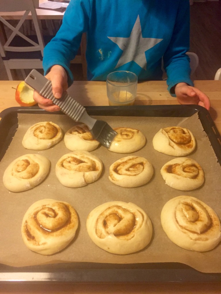 Kanelbullar schwedische Zimtschnecken Teig selbst machen ganz leicht backen