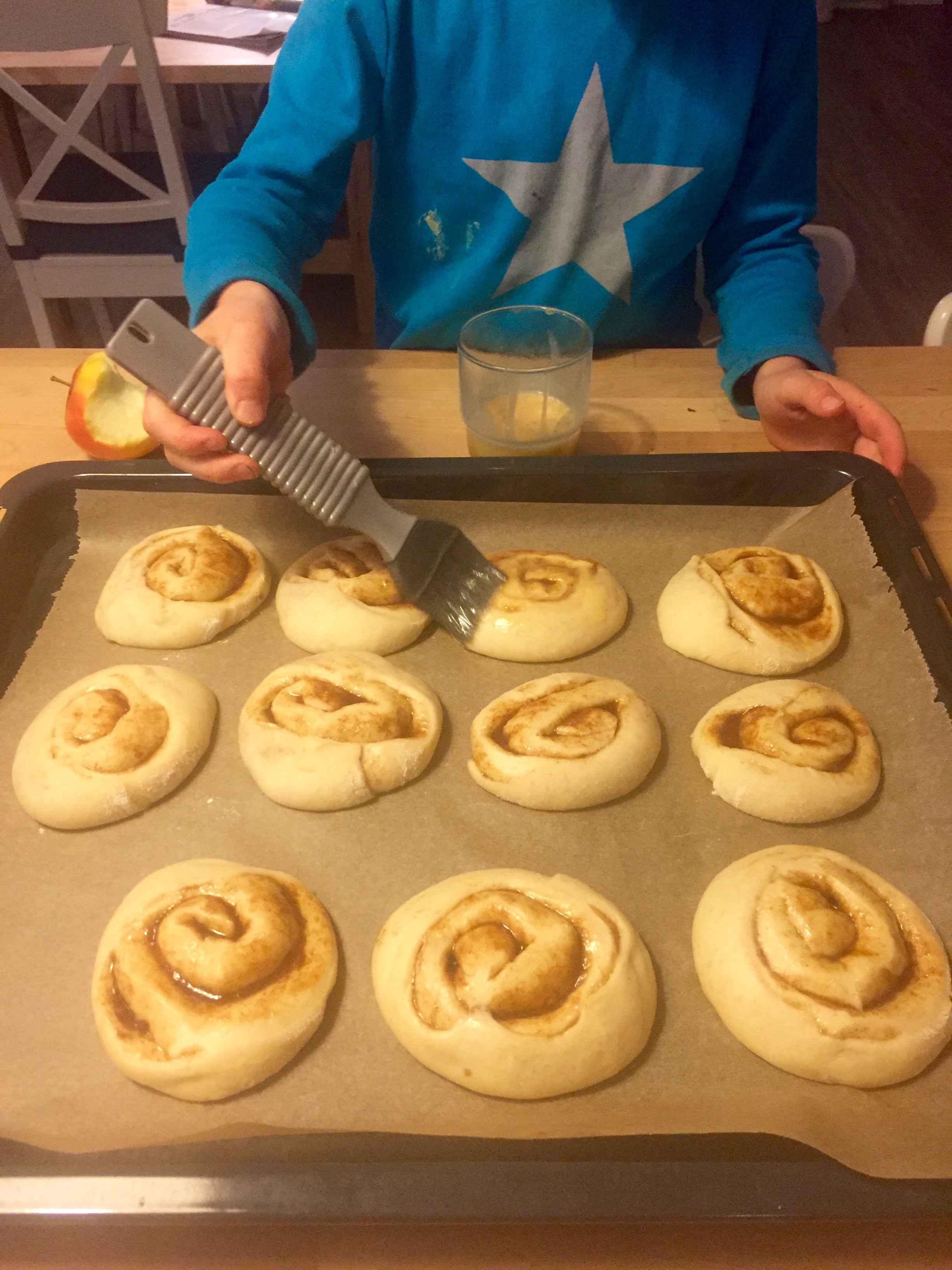 Kanelbullar schwedische Zimtschnecken Teig selbst machen ganz leicht backen