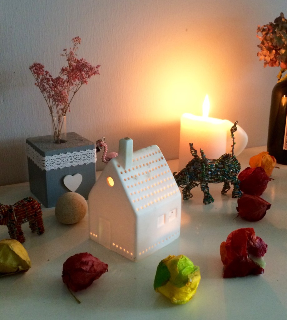 Hygge mit Kerzen und Holzpferd