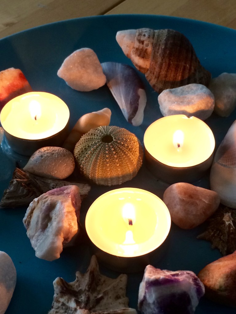 Hygge mit Kerzen und Holzpferd