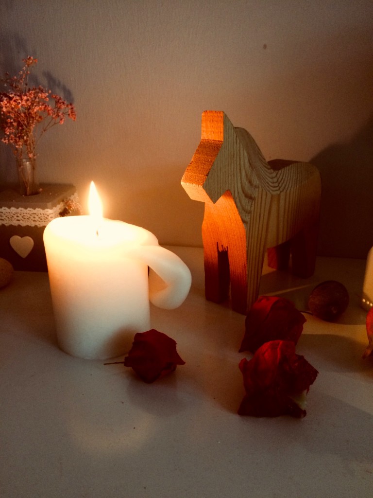 Hygge mit Kerzen und Holzpferd