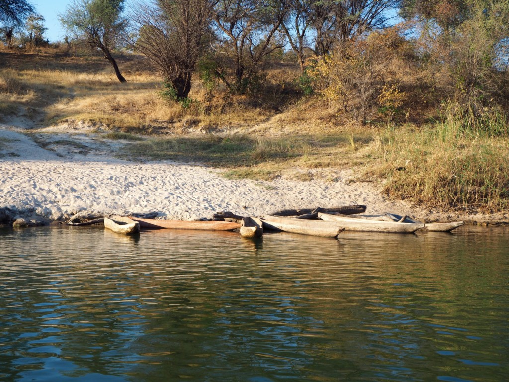 Namibia Okavango Hakusembe Lodge Fluss Strand Einbaumboot