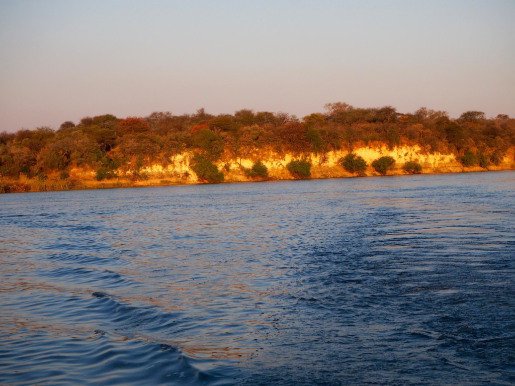 Namibia Okavango Hakusembe Lodge Fluss Strand