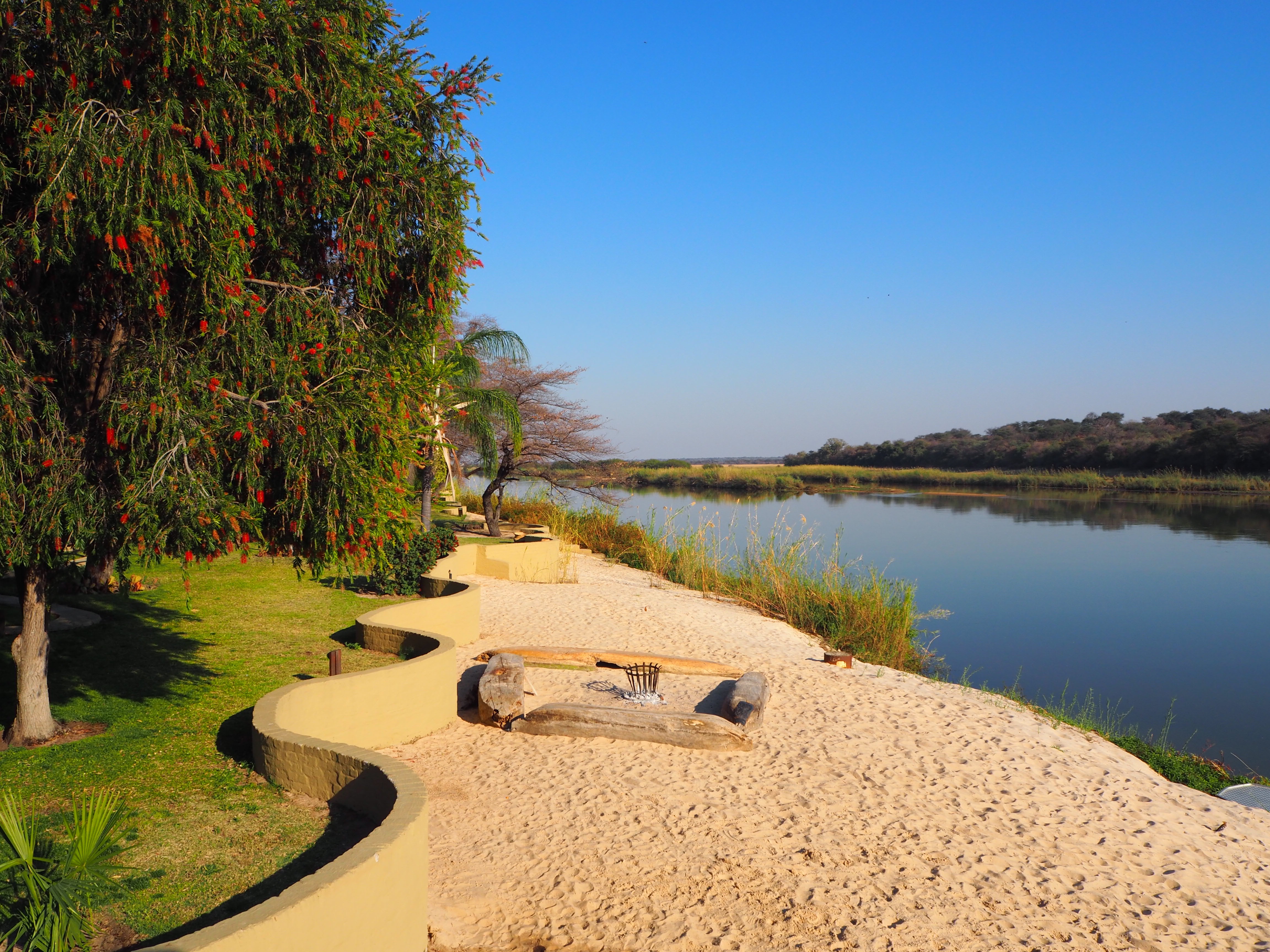Namibia Okavango Hakusembe Lodge Fluss Strand