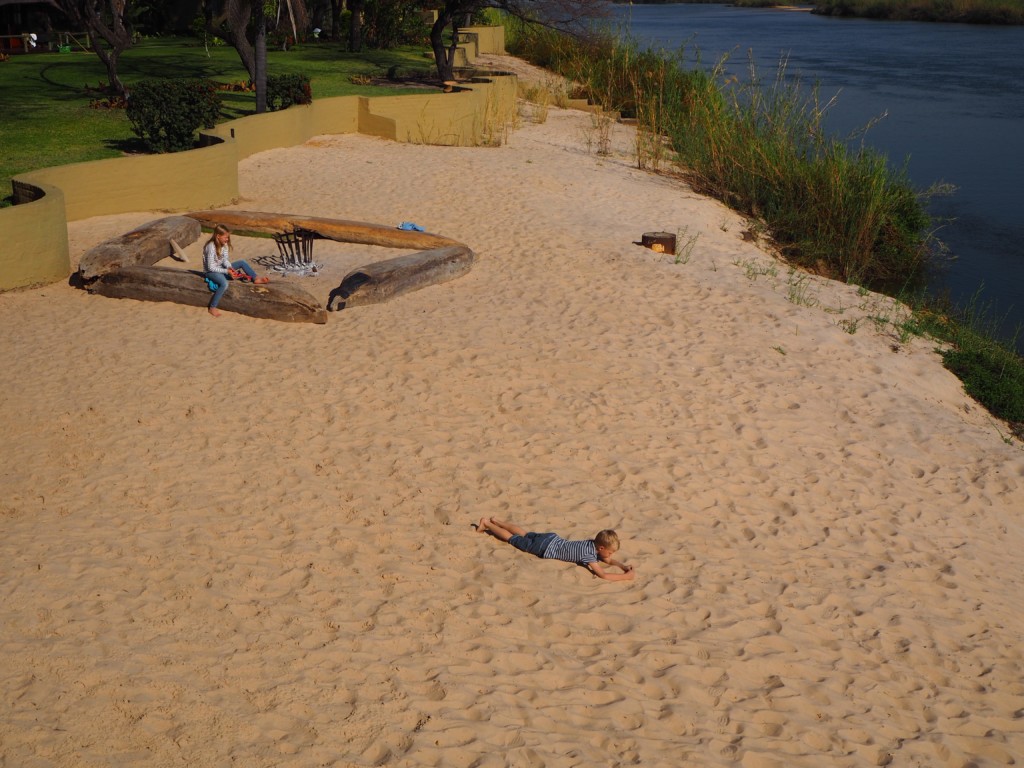 Namibia Okavango Hakusembe Lodge Fluss Strand