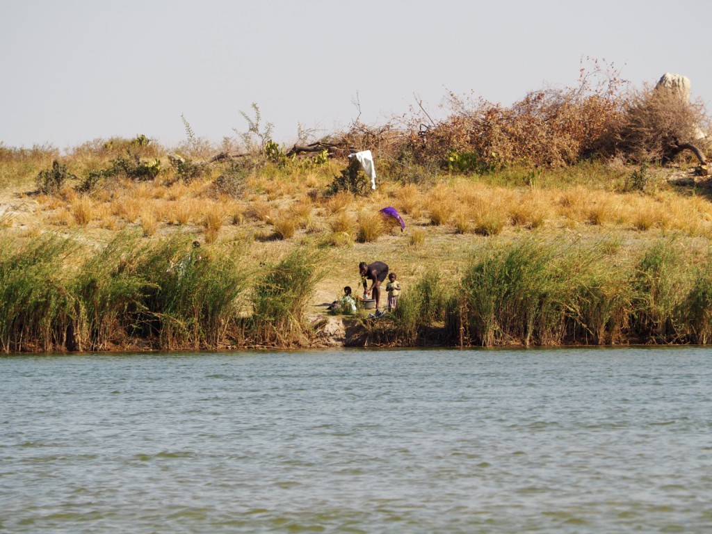 Namibia Okavango Hakusembe Lodge Fluss Strand