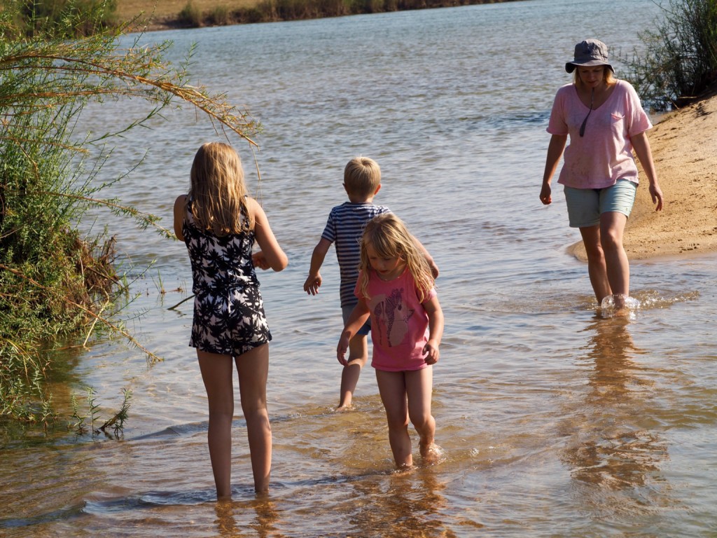 Namibia Okavango Hakusembe Lodge Fluss Strand Boatcruise