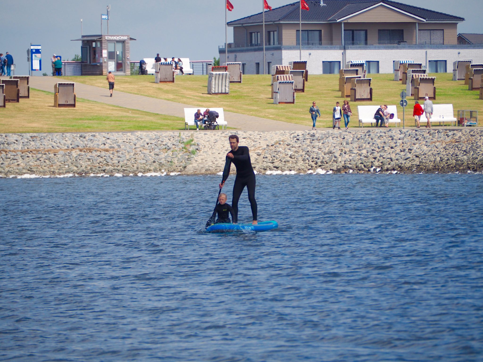 Büsum Familienlagune SUP surfen Nordsee Schleswig-Holstein Neoprenanzug Familienurlaub