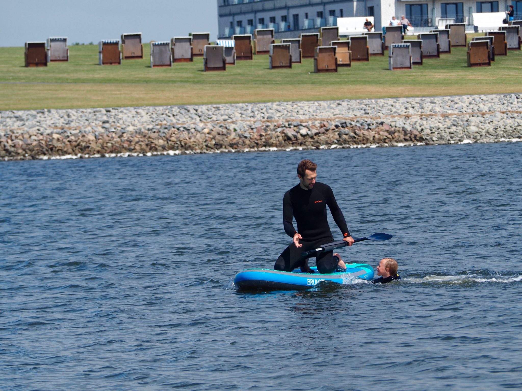 Büsum Familienlagune SUP surfen Nordsee Schleswig-Holstein Neoprenanzug Familienurlaub