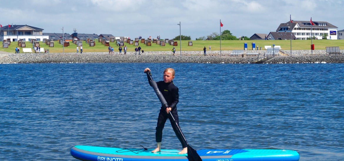 Büsum Familienlagune SUP surfen Nordsee Schleswig-Holstein Neoprenanzug Familienurlaub