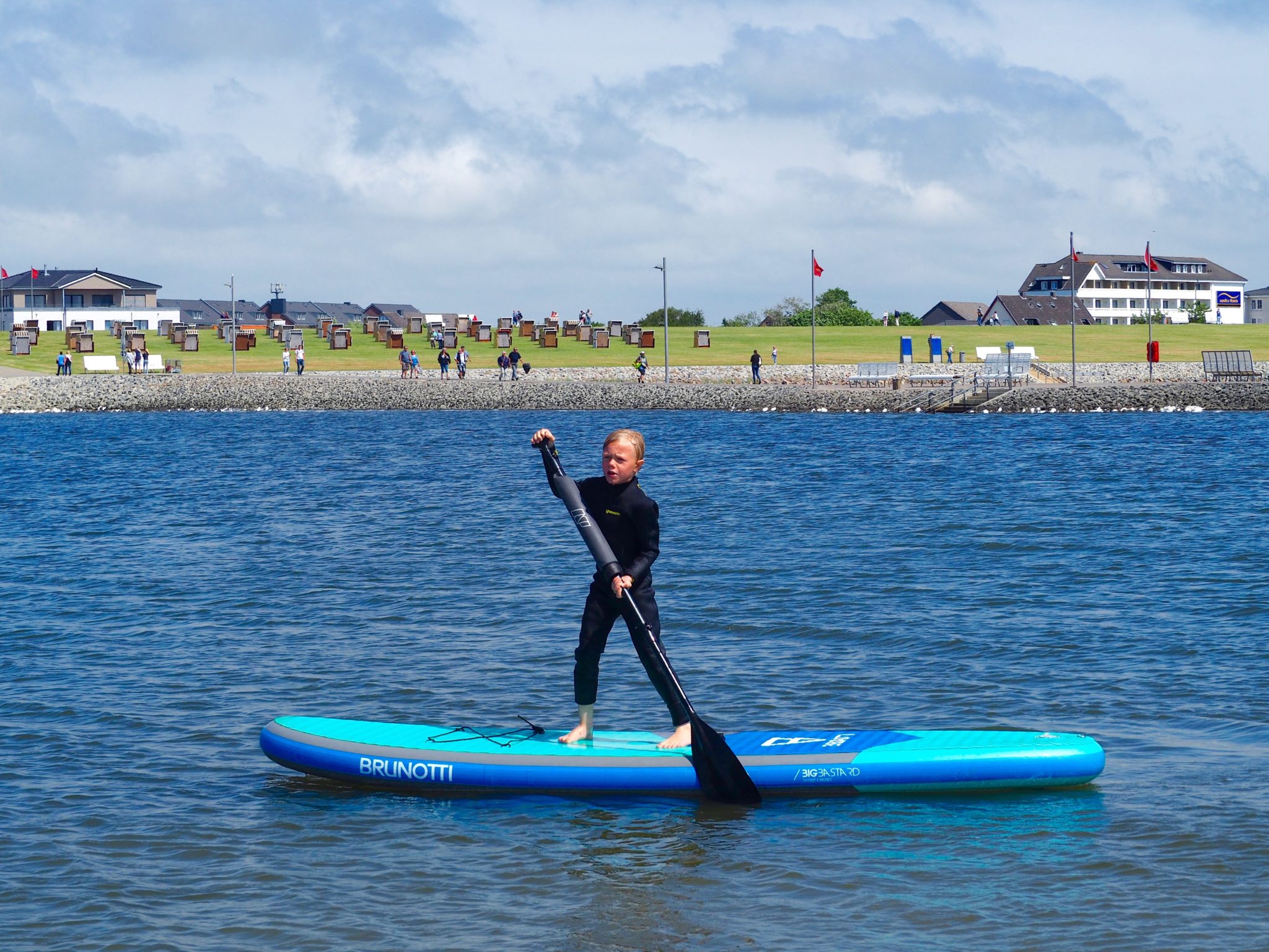 Büsum Familienlagune SUP surfen Nordsee Schleswig-Holstein Neoprenanzug Familienurlaub