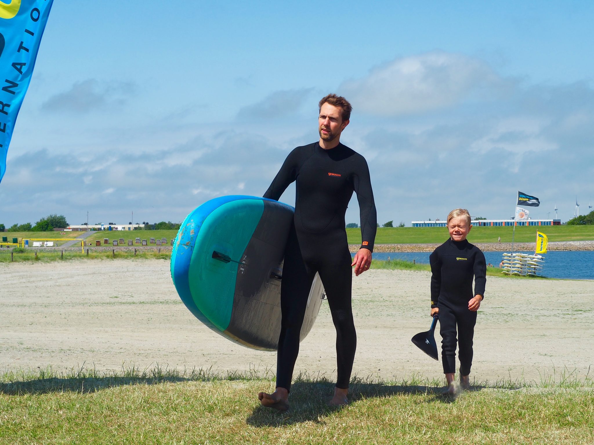 Büsum Familienlagune SUP surfen Nordsee Schleswig-Holstein Neoprenanzug Familienurlaub