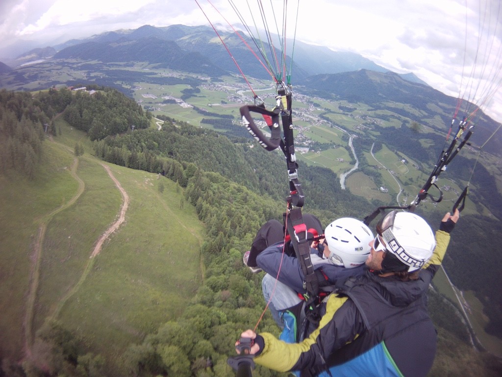 Österreich Tirol Kaiserwinkl Airwear Paragliding 