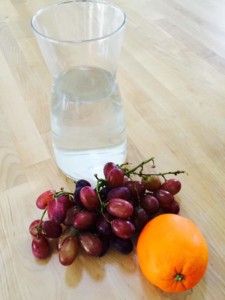 krankes kind husten schnupfen viel trinken obst essen trauben orangen wasser