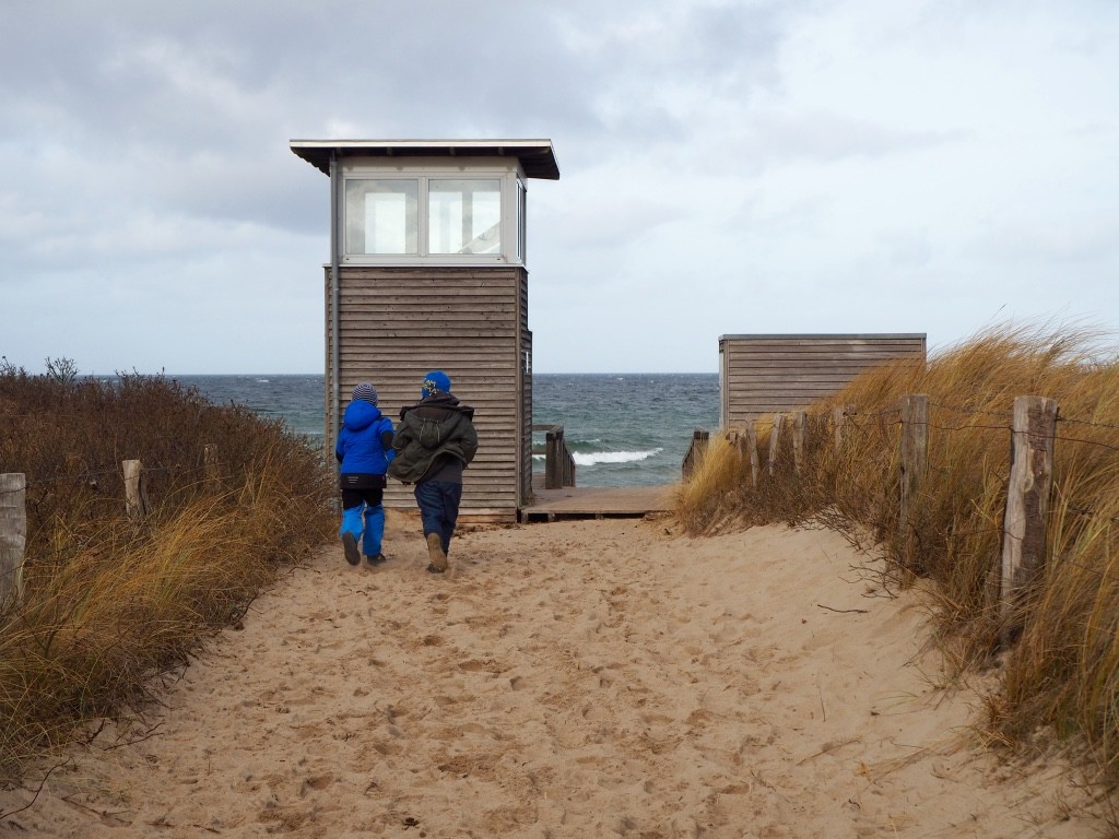 Weissenhäuser Strand Ostsee Wellen Meer Jungs spielen 