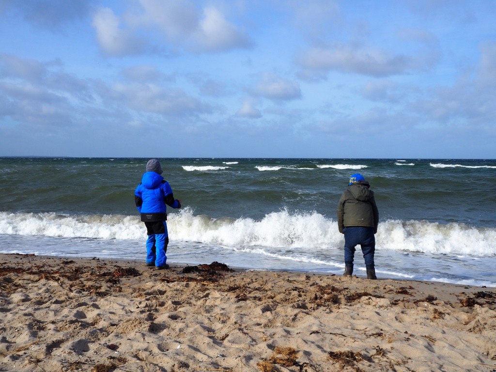 Weissenhäuser Strand Ostsee Wellen Meer Jungs spielen 